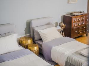 1 dormitorio con 2 camas y vestidor en Oporto LightHouse Apartment by DA'HOME, en Oporto