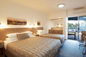 Ein Bett oder Betten in einem Zimmer der Unterkunft Loxton Community Hotel Motel