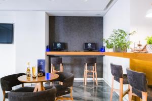 TV a/nebo společenská místnost v ubytování Piraeus Port Hotel