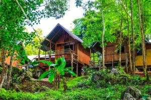 una casa en medio de un bosque en Cave Lodge en Pang Mapha