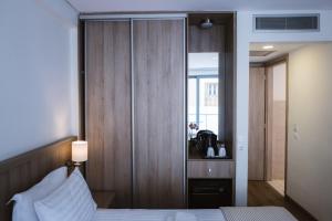 Postel nebo postele na pokoji v ubytování Piraeus Port Hotel