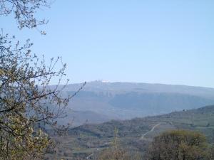 A general mountain view or a mountain view taken from a vidéki vendégházakat Még 10 kép