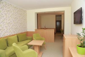 TV a/nebo společenská místnost v ubytování Hotel Muresul Health Spa