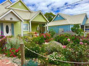 um jardim em frente a uma casa com flores em Sea Salt Bnb em Rosebud