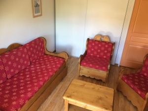 - un salon avec deux chaises et un canapé dans l'établissement Vacancéole - Résidence Central Park, à La Foux