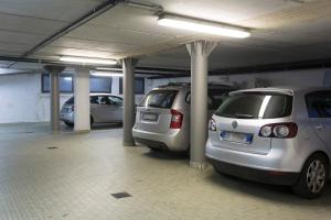 un garage con diverse auto parcheggiate all'interno di Residenza Nobel Appartamenti a Rimini