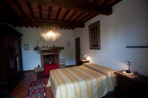 Un dormitorio con una cama grande y una lámpara de araña. en Agriturismo La Grotta en San Giuliano Terme