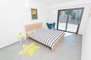 een slaapkamer met een bed en twee sterren op de vloer bij Kvarner Vista Apartment Hana in Ičići