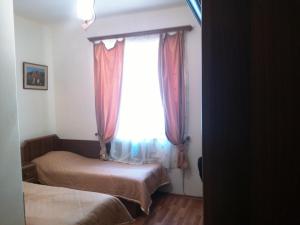 Tempat tidur dalam kamar di Noravank's Hotel