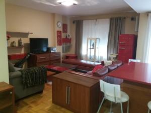 un salon avec un canapé et une table dans l'établissement Apartamento Pleno Centro Gran Via, à Logroño