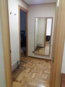 une pièce avec un miroir et un parquet dans l'établissement Apartamento Pleno Centro Gran Via, à Logroño