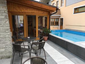 Bazén v ubytování Golf & Skipension Krug nebo v jeho okolí
