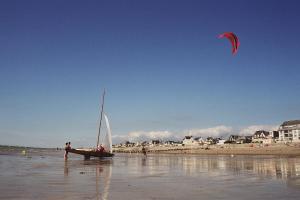 アゴン・クタンヴィルにあるCap France Le Home du Cotentinの海上で凧を飛ばしている男