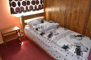 1 dormitorio con 1 cama con manta de vaca en Hostel VIP, en Vínnytsia