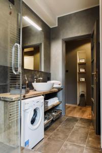 bagno con lavatrice e lavandino di Suite11 Como apartment a Como