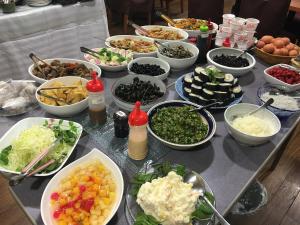 ein Tisch mit vielen verschiedenen Speisen darauf in der Unterkunft Ace Inn Matsusaka in Matsuzaka
