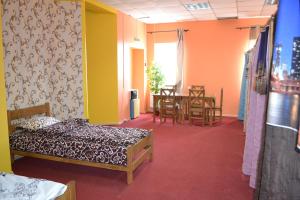 Habitación con cama, mesa y sillas. en Hostel VIP, en Vínnytsia