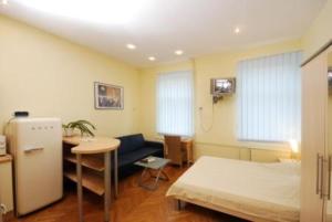Kaunas Apartments في كاوناس: غرفة نوم بسرير وطاولة ومكتب