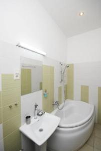 y baño con aseo blanco y lavamanos. en Kaunas Apartments, en Kaunas