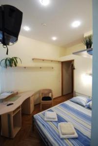 Tempat tidur dalam kamar di Kaunas Apartments