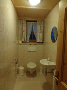 Een badkamer bij Ferienwohnung Roswitha