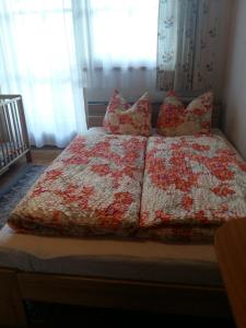 Een bed of bedden in een kamer bij Ferienwohnung Roswitha