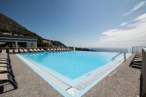 カップ・ダイユにあるAppt 5 personnes vue mer piscine Costa Plana Cap d'Ail Monacoの海を背景にスイミングプール(椅子付)