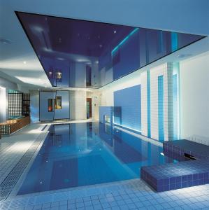 a large swimming pool in the middle of a building at Mintrops Land Hotel Burgaltendorf in Essen