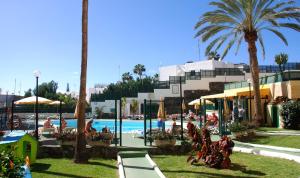The swimming pool at or close to Apartamentos las Dunas