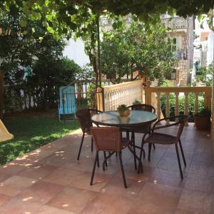 un tavolo e sedie seduti su un patio di Apartments Vila Andja a Sveti Stefan