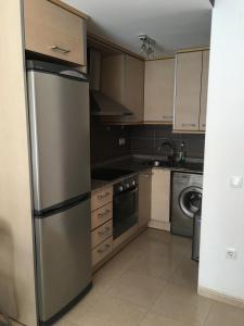 eine Küche mit einem Kühlschrank aus Edelstahl und einem Geschirrspüler in der Unterkunft Apartamento en Benicarlo in Benicarló