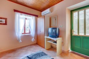 TV a/nebo společenská místnost v ubytování Apartments Josip & Maria