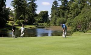 Três homens estão a jogar golfe num campo de golfe. em Craigie dhu, golf haven em Colliston