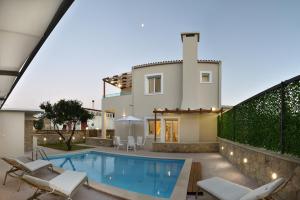 The swimming pool at or close to Villa Despina in Kisamos