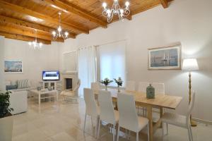 A television and/or entertainment centre at Villa Despina in Kisamos