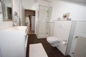 y baño con aseo, lavabo y ducha. en York Cottage en Traben-Trarbach