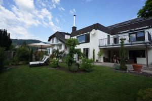 ein großes weißes Haus mit einem Hof mit Rasen sidx sidx sidx in der Unterkunft York Cottage in Traben-Trarbach