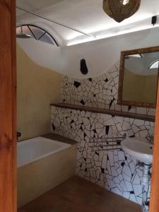 łazienka z umywalką, wanną i lustrem w obiekcie Casa Ambiente w mieście Valle Gran Rey