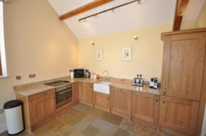 A kitchen or kitchenette at The Coach House