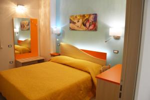 Un dormitorio pequeño con una cama y un espejo. en Good Night Moon B&B, en Crotone