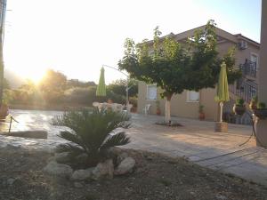 Casa con patio al aire libre con sombrillas en Eirini- Ioanna en Sami