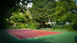 Tenis a/nebo squash v ubytování Hôtel & Restaurant Le Relais d'Aumale nebo okolí