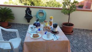 stół z talerzami żywności w obiekcie B&B Su Briglioni w mieście Teulada