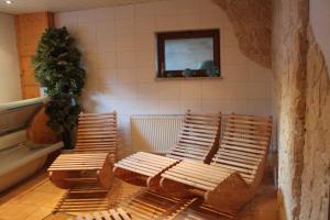 - deux bancs en bois dans une chambre avec un miroir dans l'établissement Hotel & Restaurant Grüner Baum - Die Grüne Oase Am Feldberg, à Feldberg