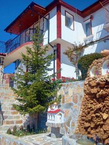 a large white house with a tree in front of it at Kashtata s Paraklisa in Borowo