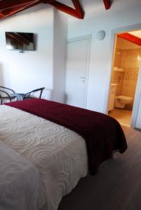 Luxory D-Rooms客房内的一张或多张床位