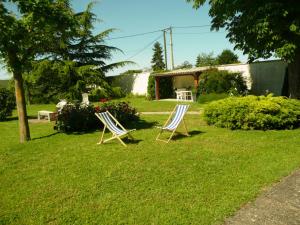 two chairs sitting in the grass in a yard at Galot La Chapelle in Gardegan-et-Tourtirac