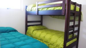 2 literas y 1 cama en una habitación en La Choza VIP Roja, en Coquimbo
