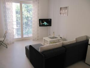 Televízia a/alebo spoločenská miestnosť v ubytovaní Apartament z balkonem przy Latarni 150m od morza