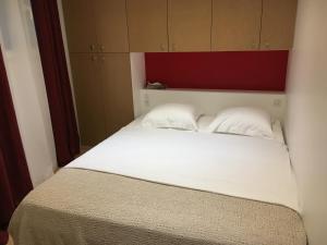 ein großes weißes Bett mit zwei Kissen darauf in der Unterkunft Paris City Flat App entier N106 F3 in Paris